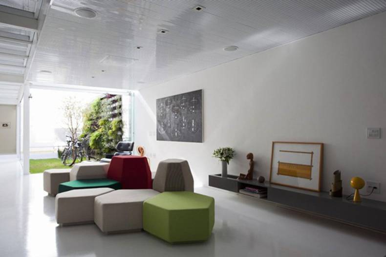 Functional 4 &times; 30 House in Sao Paulo, Brazil