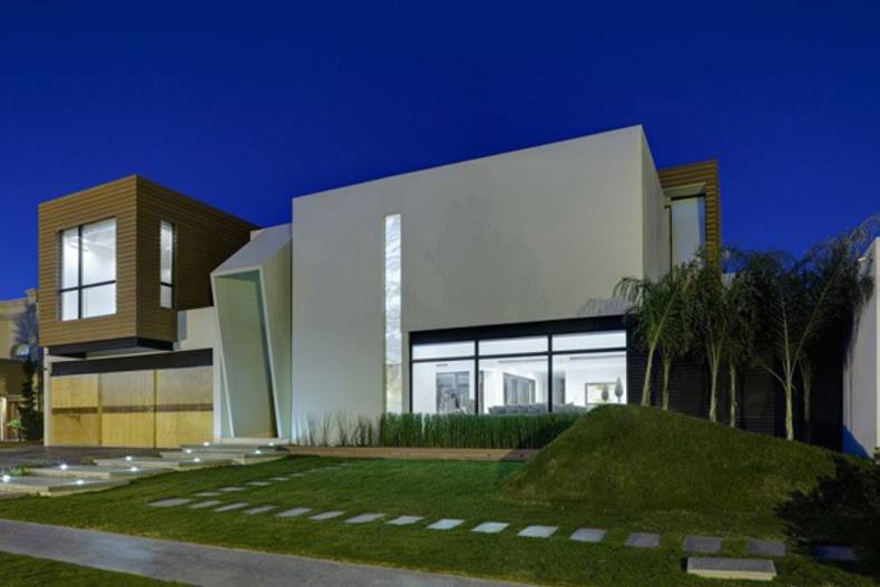 Unique contemporary Cubo house in Mexico