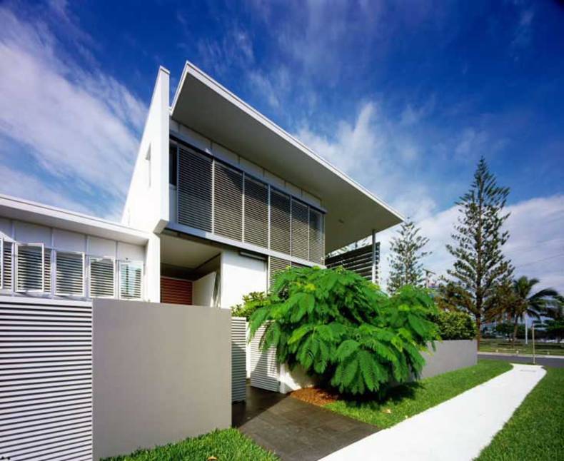 Modest single family beach house by BDA Architects