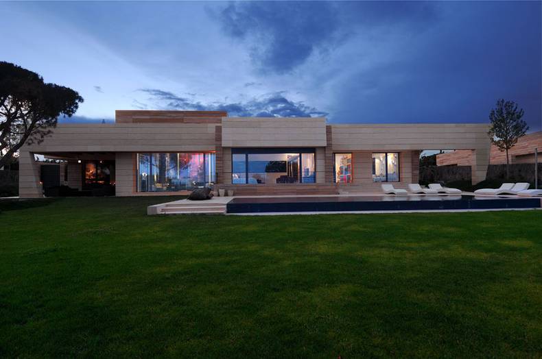 Contemporary house design by A-Cero: La Finca II