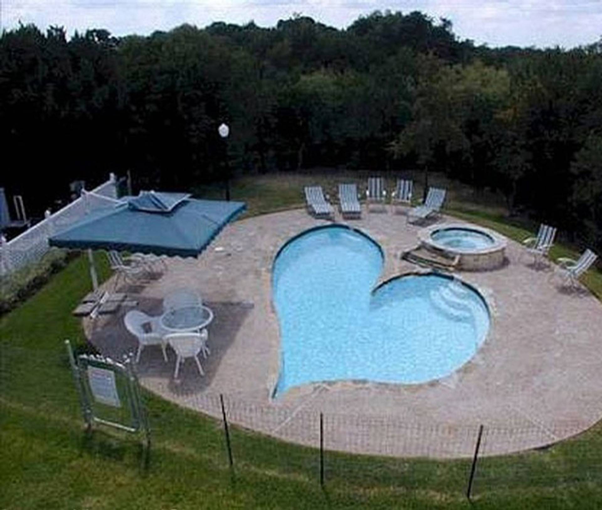 Heart Shaped Pool Its Owners Must Really Be In Love Home Reviews
