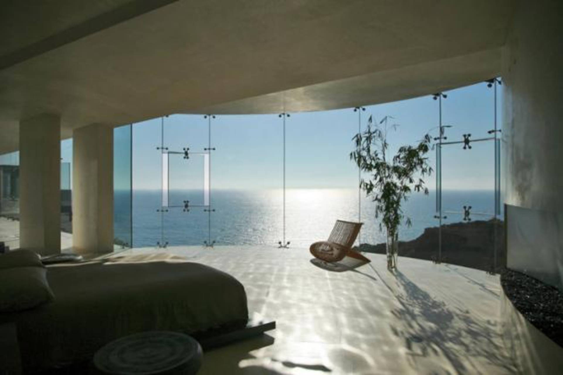 Если живешь в стеклянном доме. Дом Тони Старка в Малибу. Вилла Сан Диего Калифорния. Спальня с видом на океан. Квартира с видом на море.
