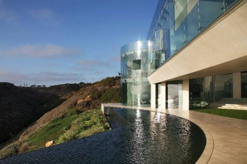 Magnificent Razor Residence in California by Wallace E. Cunningham