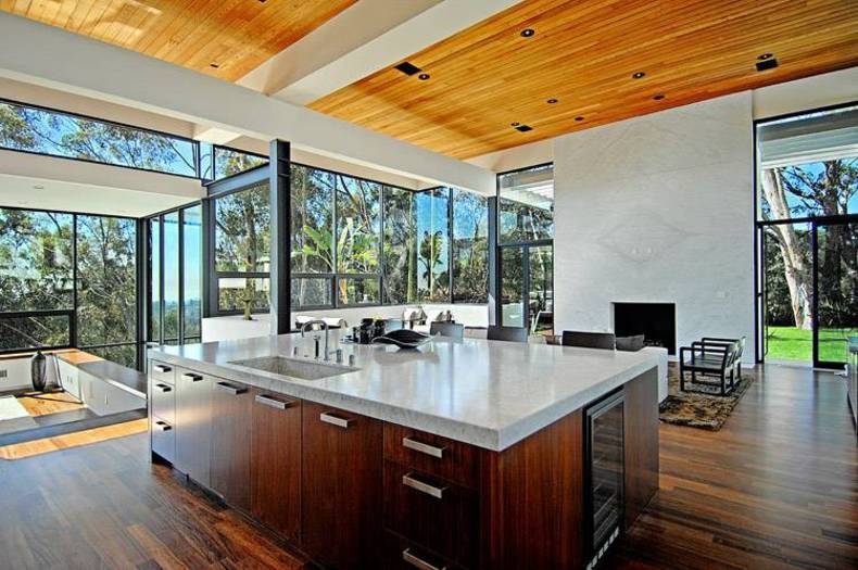 Luxury Villa Offering the Breathtaking Ocean Views in Los Angeles, California