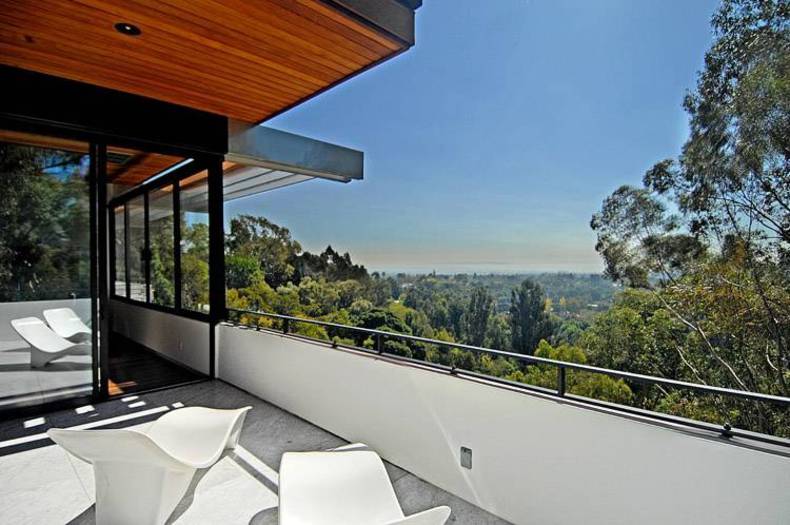 Luxury Villa Offering the Breathtaking Ocean Views in Los Angeles, California