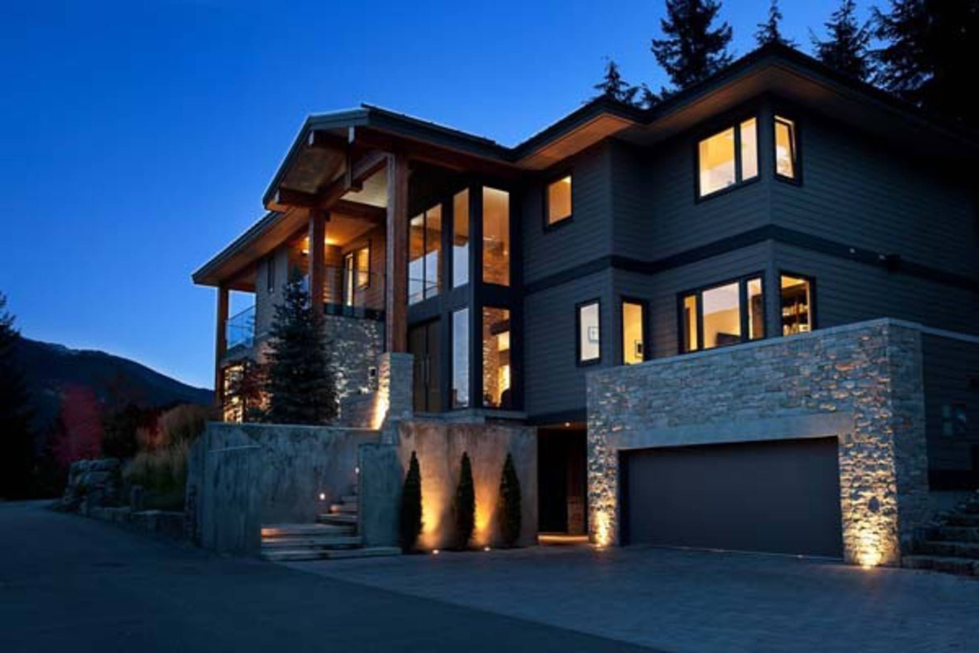 Дом контр. Дом Вистлер Канада. Архитектура Уистлер, Канада. Коттедж Шале Дилижан. Особняки из камня и дерева в Канаде.