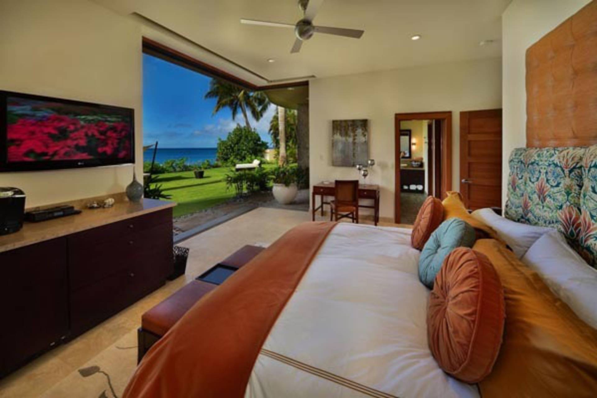 This is nice room. Вилла Гавайи Мауи. Гавайи интерьер. Гавайский стиль в интерьере. Комната в гавайском стиле.