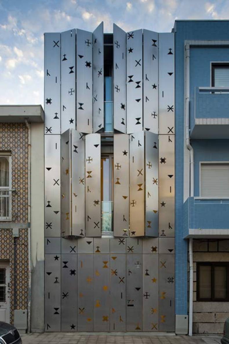 Cool House 77 with Aluminium Shutters by dIONISO LAB