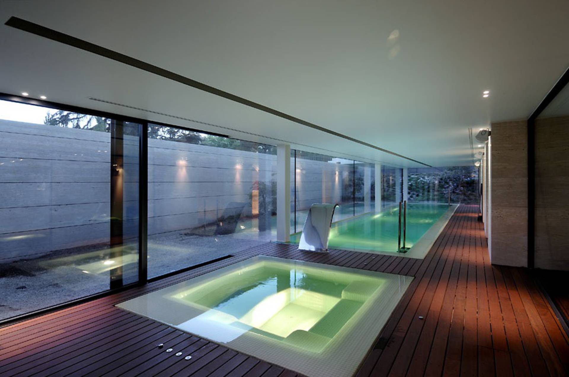 Бассейн хаи. Бассейн в доме. Бассейн с панорамными окнами. Двухэтажный дом с бассейном внутри. Интерьер бассейна в частном доме.