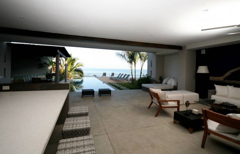 Beach Family House by Kontrast Arquitectura Architects