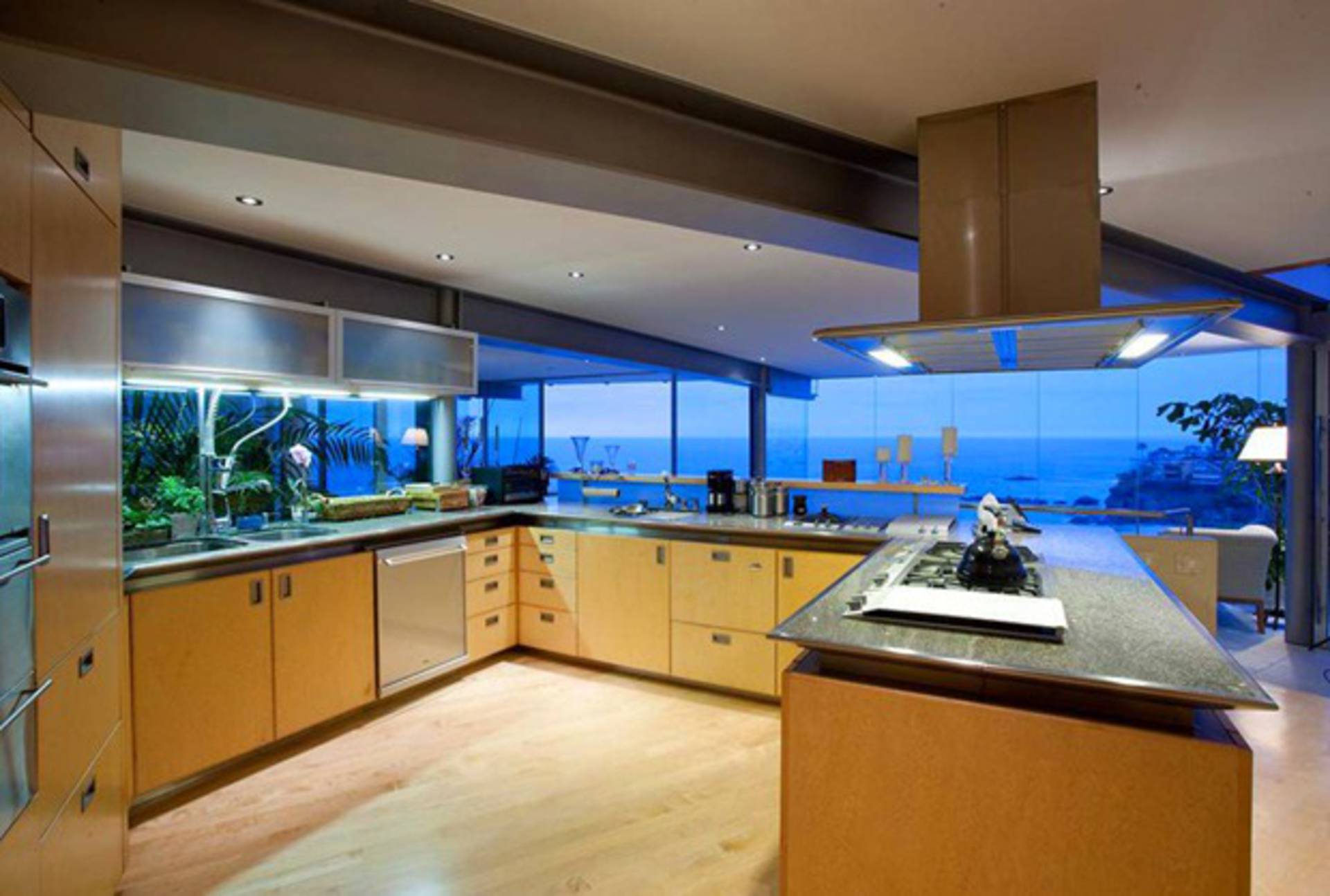 Кухни идеальный дом. Кухня в доме. Современная кухня с панорамными окнами. Кухня мечта. Кухня панорамные окна море.