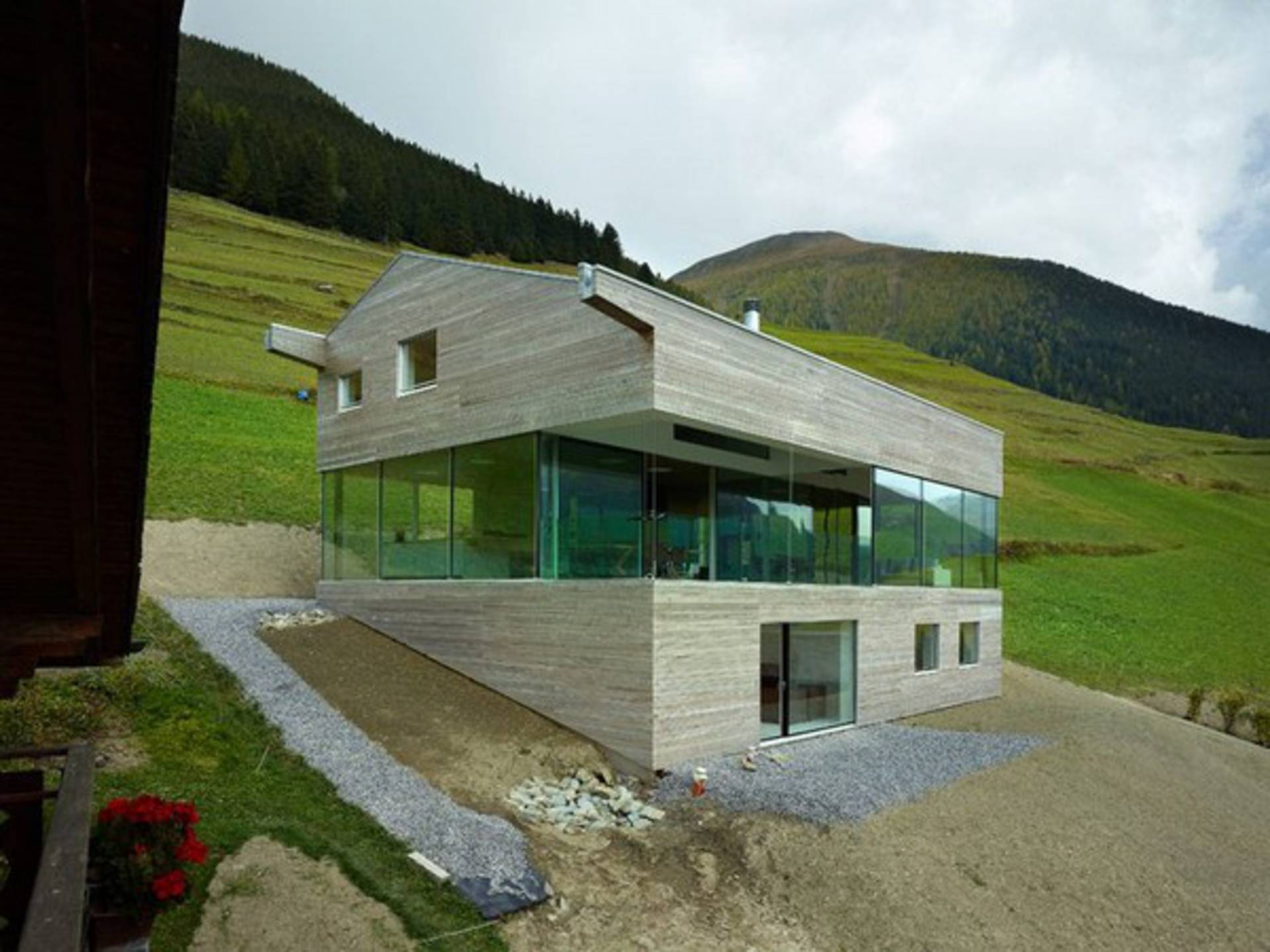Строительство на холмах. Швейцария ЭКОДОМ. Barn House на склоне. Дом на склоне горы.