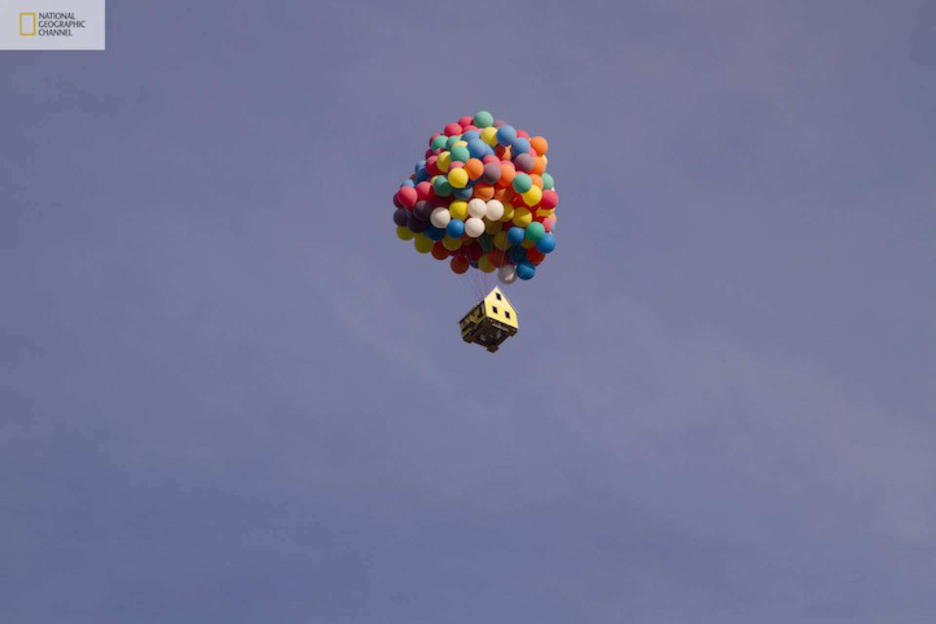 Летающий шарик дома. Домик на воздушных шариках. Летающий дом на воздушных шарах. Шары в небе.