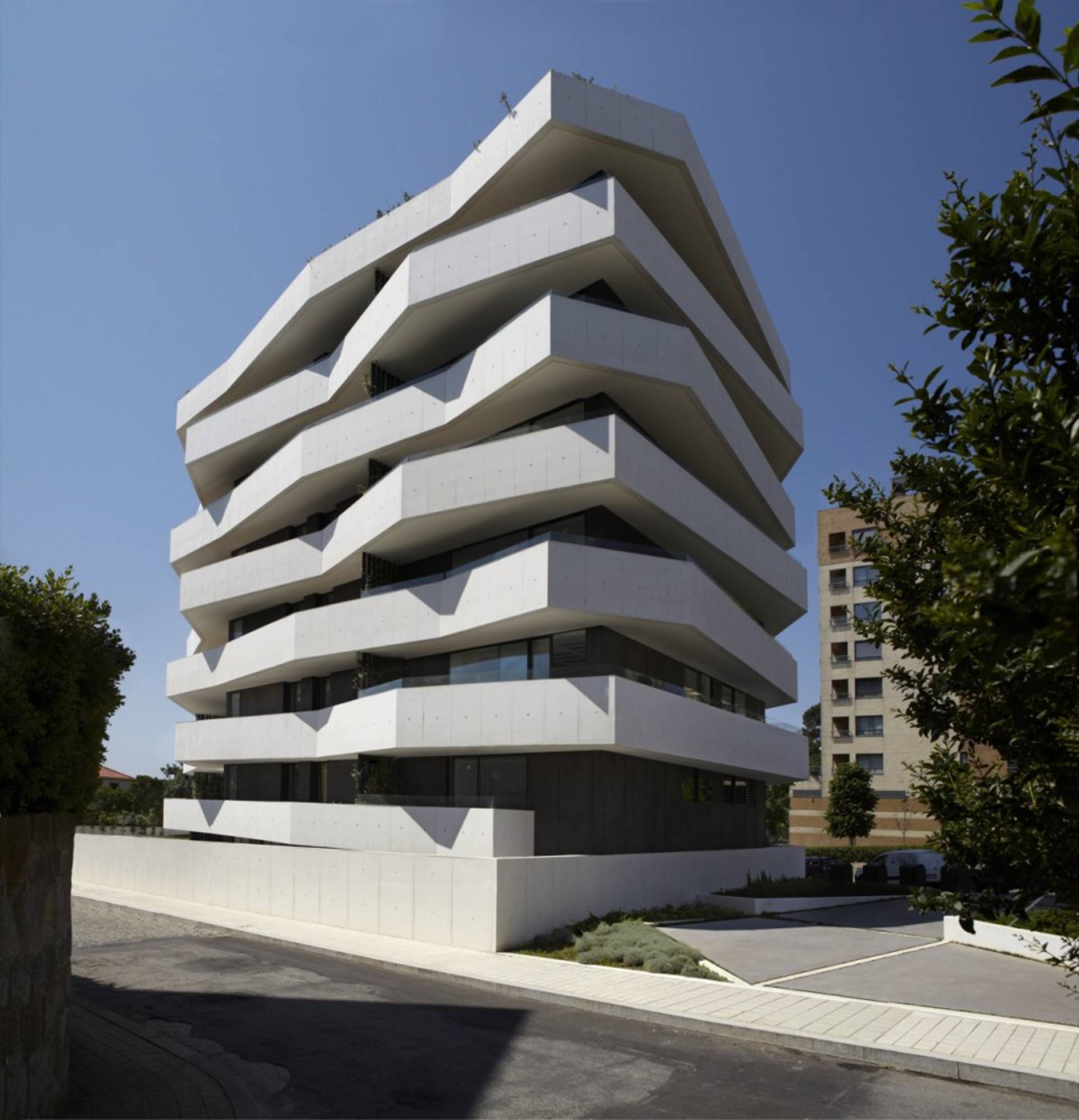geometric-apartment-building-by-demm-arquitectura-1.jpg
