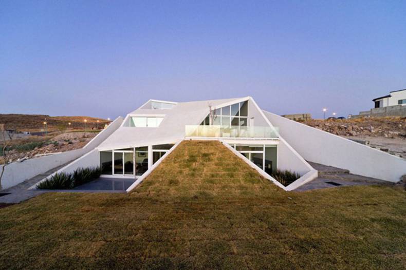 House in Chihuahua - interesting geometry and modern style