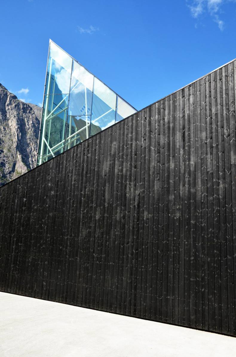 New restaurant and service building at the foot of the mountains in Norway