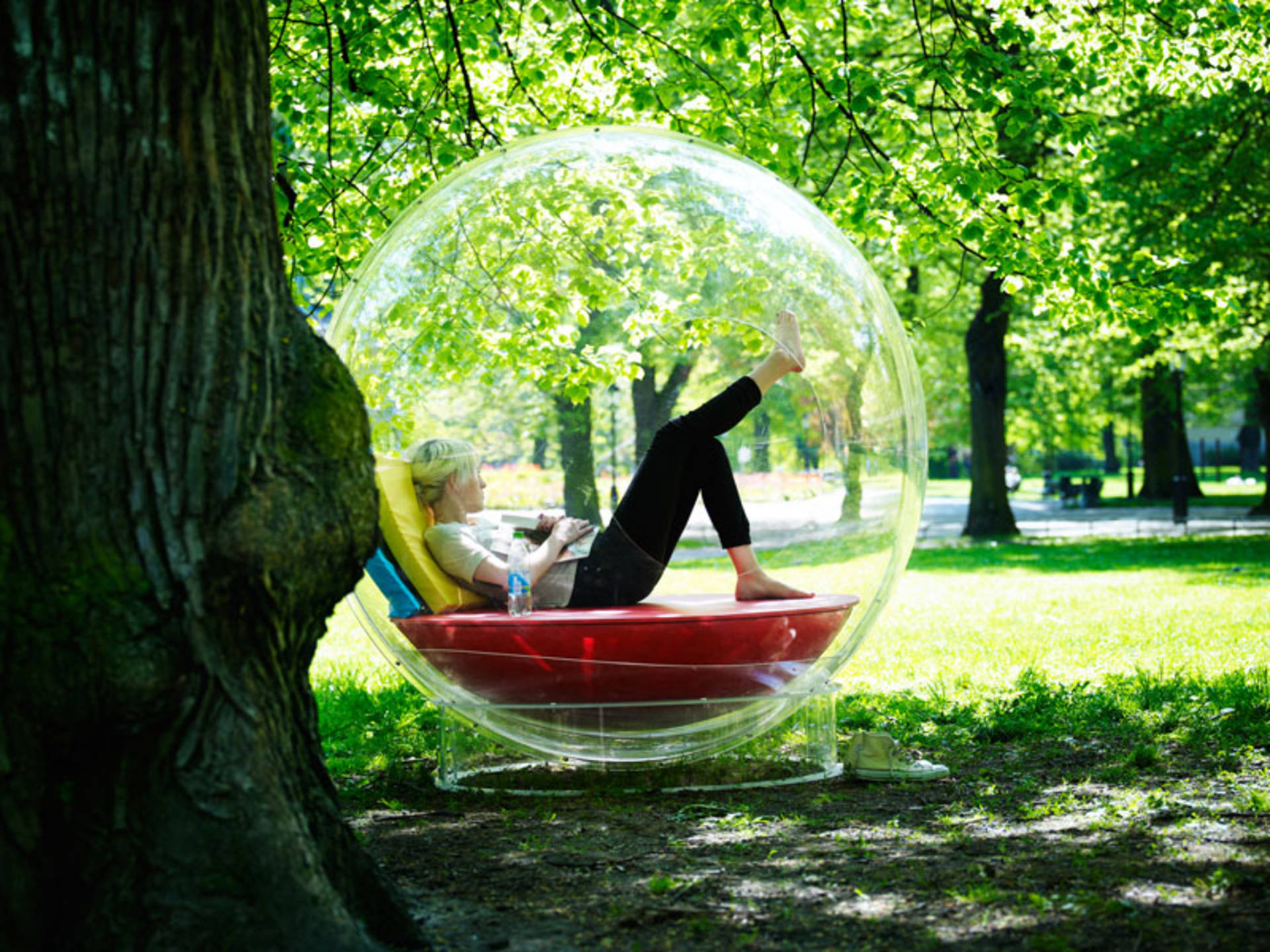Каждому нужно личное пространство. Человек в шаре. Человек в прозрачном шаре. Прозрачный шар для человека. Человек в стеклянном шаре.