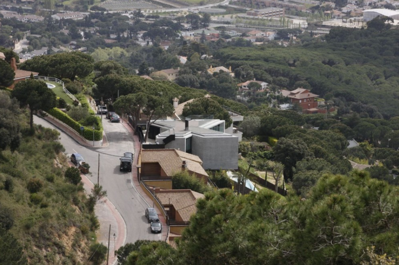 X House on the Hill by Cadaval & Solà-Morales 