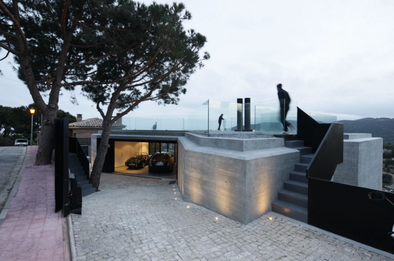 X House on the Hill by Cadaval & Solà-Morales 