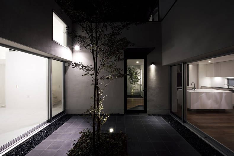 U-shaped House with Outdoor Patio Courtyard in the Center: by Satoru Hirota Architects